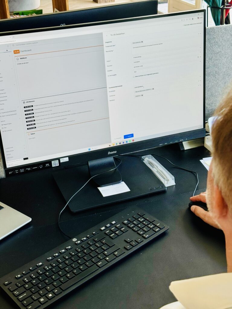 OLLI HUB-dashboard op een werkplek